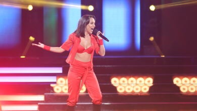 Victoria Sunsiray seduce al plató con su actuación ‘Cuando tú vas’ de Chenoa