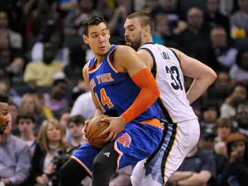 Willy Hernangómez, ante la defensa de Marc Gasol Willy Hernangómez, ante la defensa de Marc Gasol