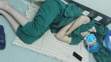 Un cirujano chino se queda dormido en el suelo tras trabajar 28 horas seguidas