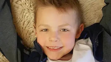 Niño víctima de bullying Niño víctima de bullying