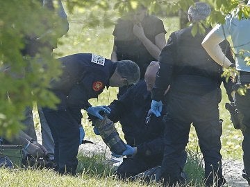 La policía francesa observan las armas encontradas en uno de los zulos cuya localización ha sido facilitada por ETA en la localidad de Saint Pee sur Nivelle, al sur de Francia