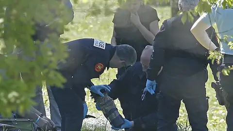La policía francesa observan las armas encontradas en uno de los zulos cuya localización ha sido facilitada por ETA en la localidad de Saint Pee sur Nivelle, al sur de Francia La policía francesa observan las armas encontradas en uno de los zulos cuya localización ha sido facilitada por ETA en la localidad de Saint Pee sur Nivelle, al sur de Francia