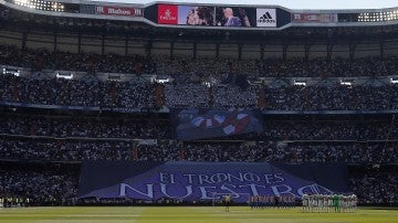 El tifo desplegado en el Santiago Bernabéu antes del inicio del partido