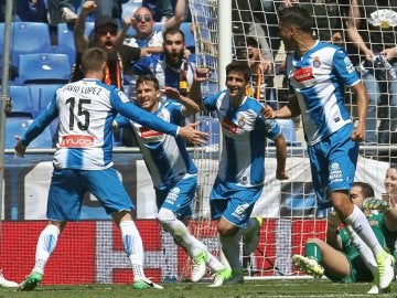 Los jugadores del Espanyol celebran un gol en el Power8 Stadium