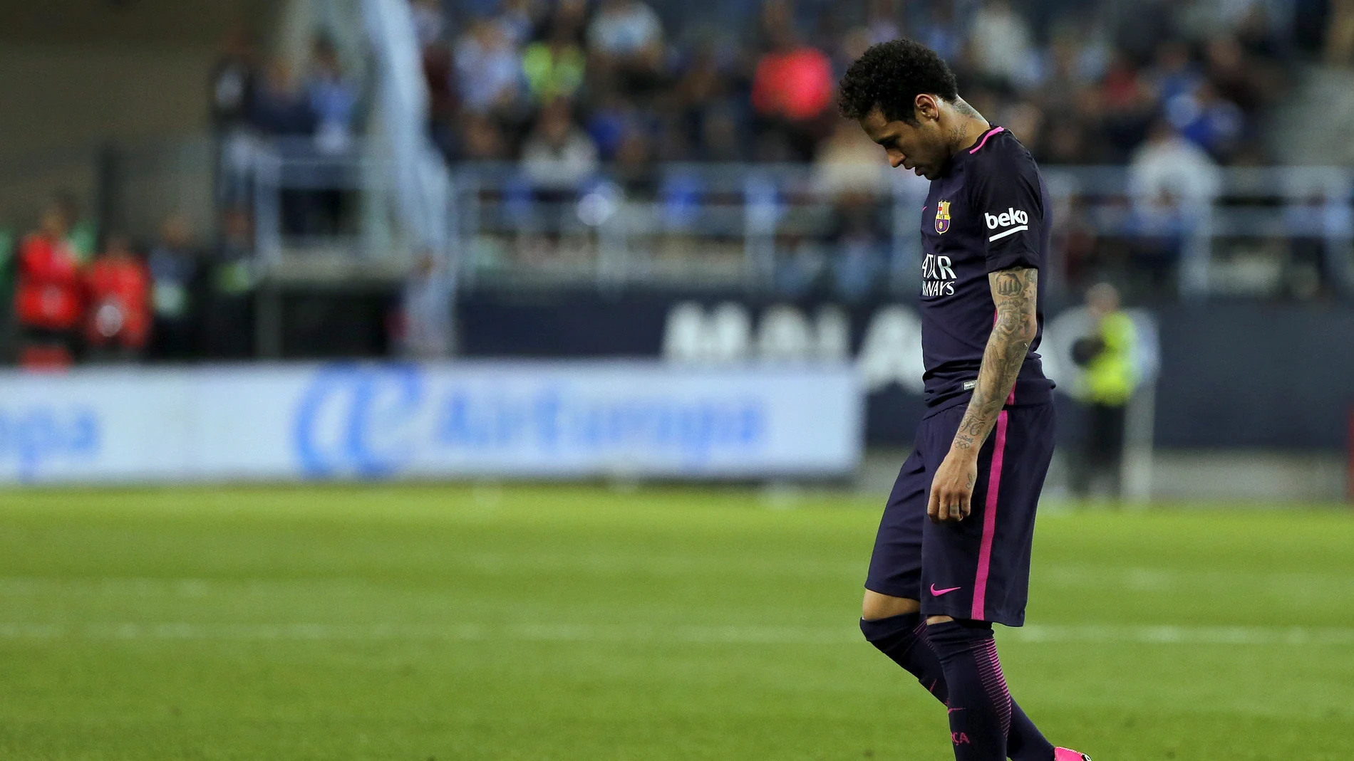 Neymar se marcha expulsado de La Rosaleda Neymar se marcha expulsado de La Rosaleda