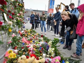 La ciudad de Estocolmo, sacudida por el atentado, honra con flores y velas a las víctimas