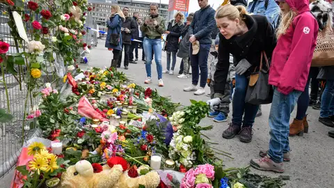 La ciudad de Estocolmo, sacudida por el atentado, honra con flores y velas a las víctimas La ciudad de Estocolmo, sacudida por el atentado, honra con flores y velas a las víctimas