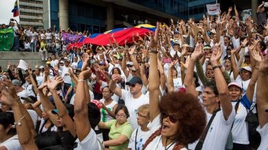  Más de 50 detenidos tras los violentos disturbios en el centro de Caracas entre los opositores a Maduro y la Policía