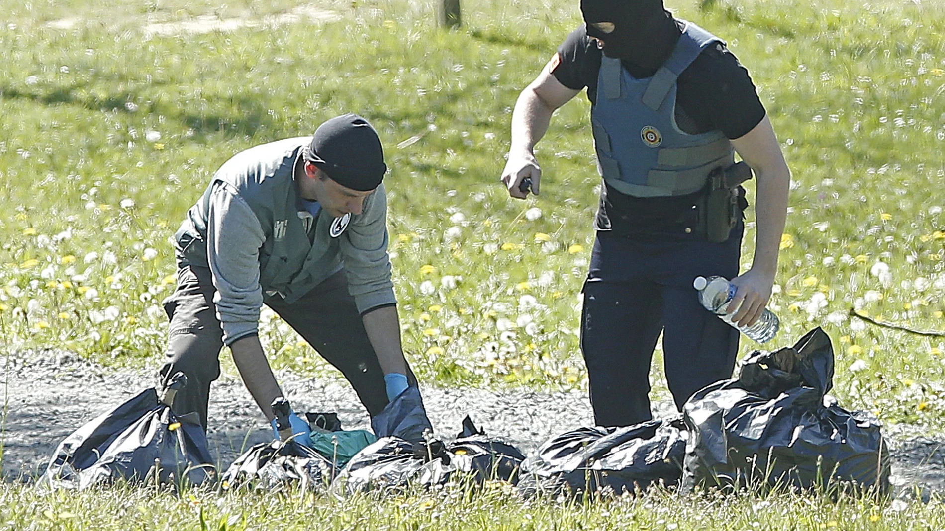 La policía francesa observa las armas encontradas en uno de los zulos cuya localización ha sido facilitada por ETA en la localidad de Saint Pee sur Nivelle, al sur de Francia La policía francesa observa las armas encontradas en uno de los zulos cuya localización ha sido facilitada por ETA en la localidad de Saint Pee sur Nivelle, al sur de Francia