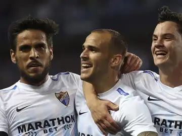 Sandro celebra con sus compañeros su gol al FC Barcelona. Sandro celebra con sus compañeros su gol al FC Barcelona.