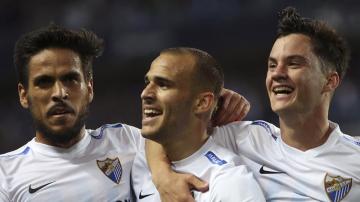 Sandro celebra con sus compañeros su gol al FC Barcelona.