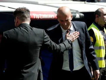 Zidane saluda a Simeone Zidane saluda a Simeone