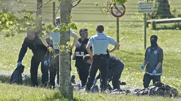 La policía francesa observan las armas encontradas en uno de los zulos cuya localización ha sido facilitada por ETA en la localidad de Saint Pee sur Nivelle, al sur de Francia La policía francesa observan las armas encontradas en uno de los zulos cuya localización ha sido facilitada por ETA en la localidad de Saint Pee sur Nivelle, al sur de Francia