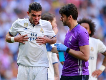 Pepe se retira lesionado del Bernabéu con un médico del Madrid