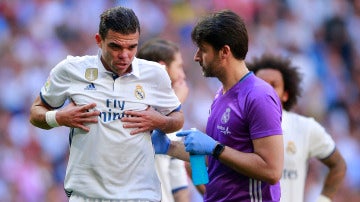 Pepe se retira lesionado del Bernabéu con un médico del Madrid