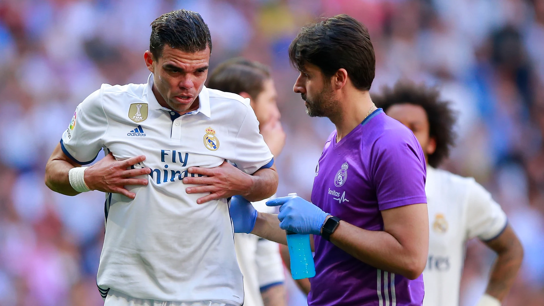 Pepe se retira lesionado del Bernabéu con un médico del Madrid Pepe se retira lesionado del Bernabéu con un médico del Madrid