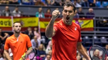 Los serbios Nenad Zimonjic y Viktor Troicki celebran un punto en la Copa Davis