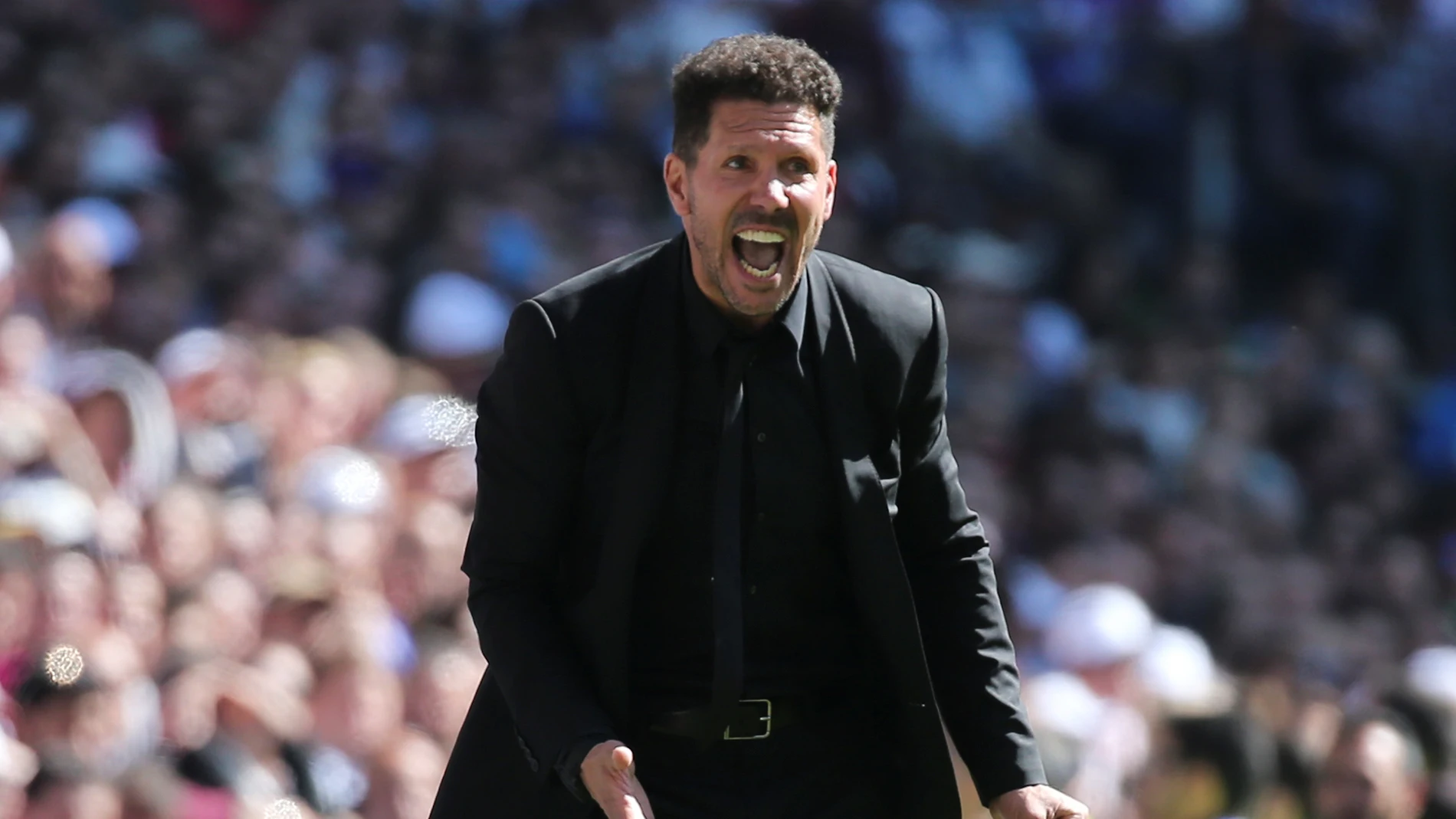 Simeone da órdenes a los jugadores del Atlético durante el partido Simeone da órdenes a los jugadores del Atlético durante el partido