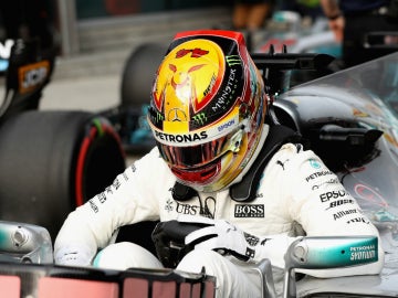 Hamilton se baja del Mercedes