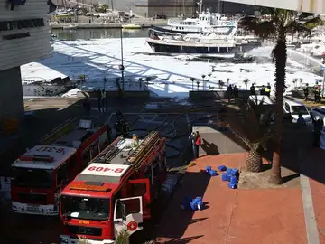 Un incendio destruye cuatro barcos en el Port Fórum de Sant Adrià del Besós Un incendio destruye cuatro barcos en el Port Fórum de Sant Adrià del Besós