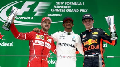 Hamilton gana en China por delante de Vettel con Sainz séptimo y Alonso fuera de carrera