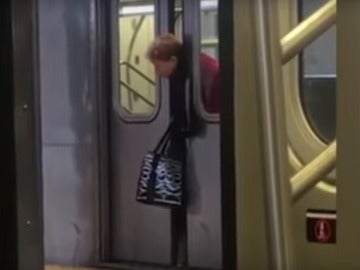 Mujer atrapada en el metro