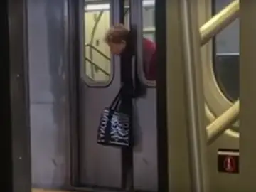 Mujer atrapada en el metro Mujer atrapada en el metro