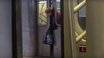 Mujer atrapada en el metro