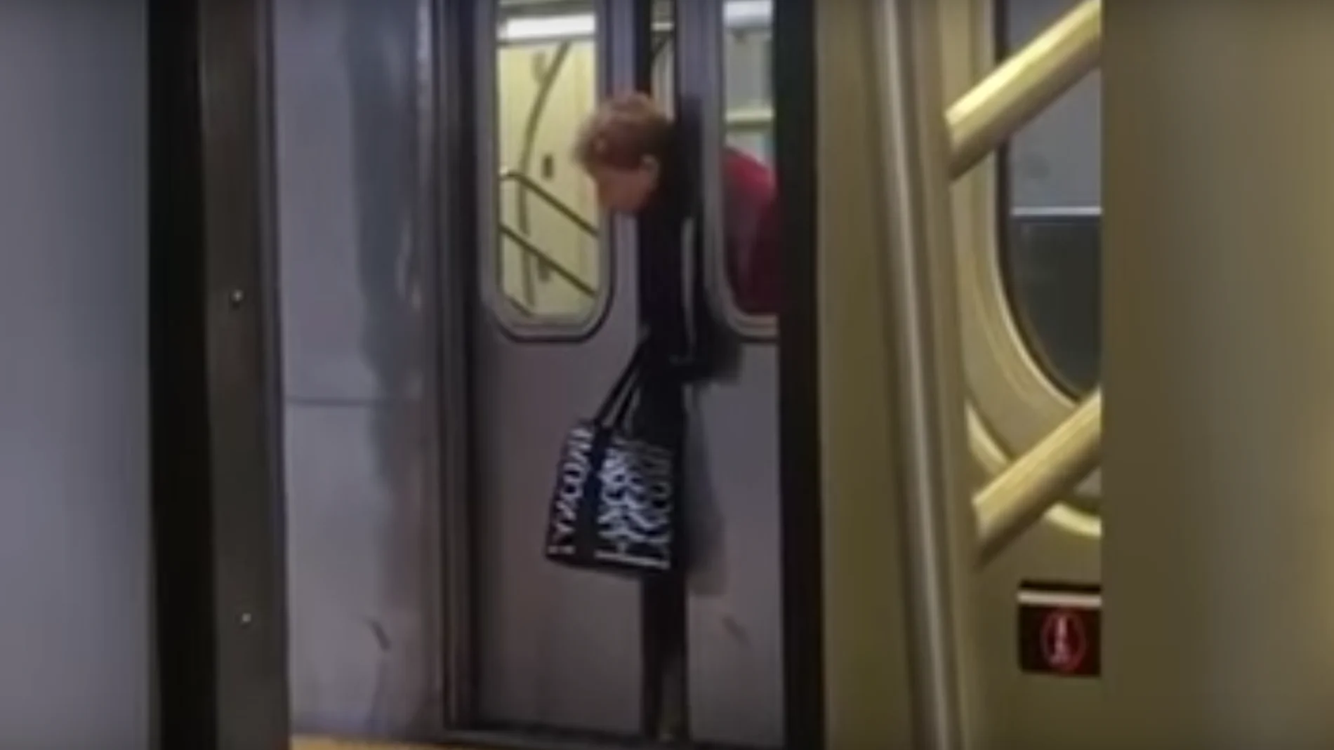 Mujer atrapada en el metro Mujer atrapada en el metro
