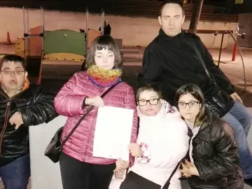 Algunos de los jóvenes vetados en el pub Algunos de los jóvenes vetados en el pub