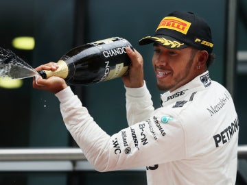 Hamilton disfruta del champán