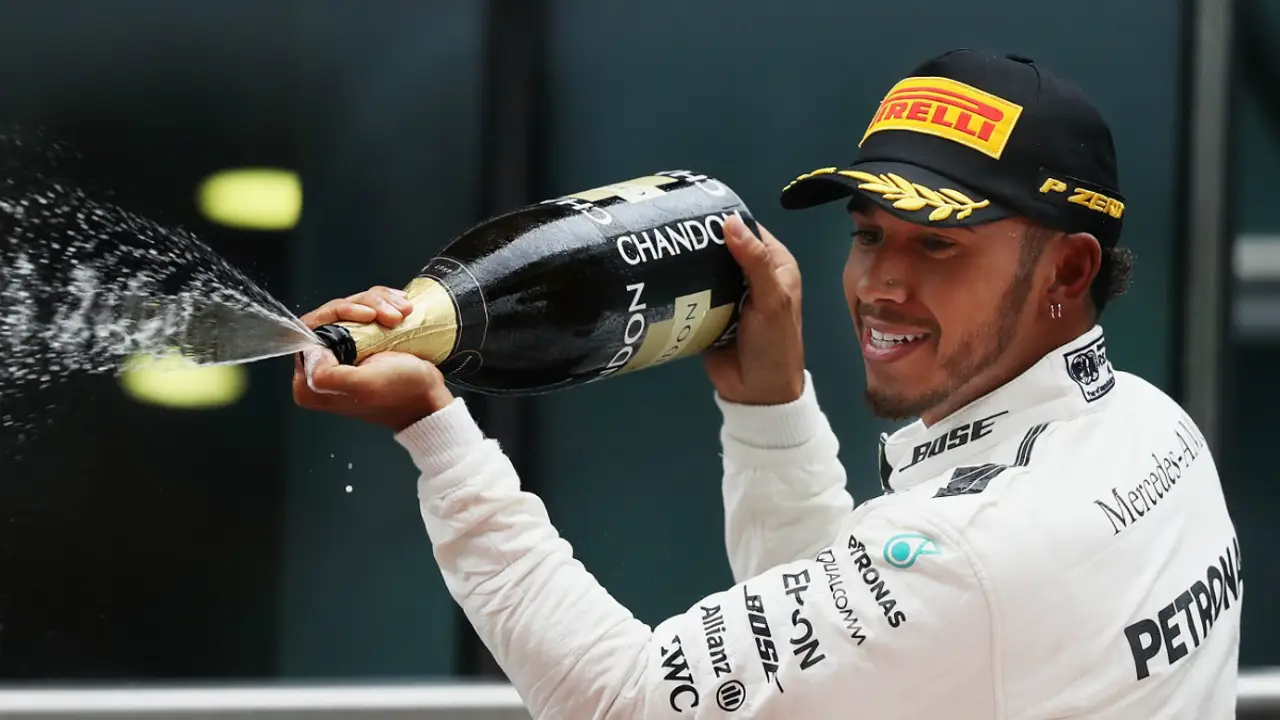 Hamilton disfruta del champán