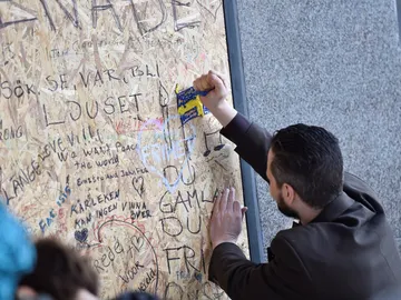 Un hombre pinta una bandera sueca en recuerdo de las víctimas Un hombre pinta una bandera sueca en recuerdo de las víctimas