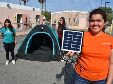 Estudiantes diseñan una tienda de campaña con paneles solares para los sintecho