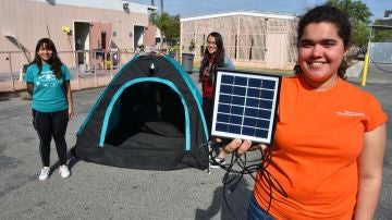Estudiantes diseñan una tienda de campaña con paneles solares para los sintecho