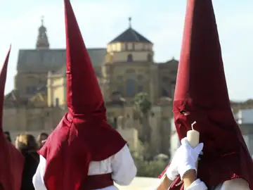 Nazarenos de la hermandad de el Descendimiento durante la procesión Nazarenos de la hermandad de el Descendimiento durante la procesión