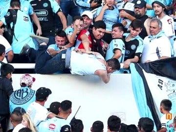 Frame 33.460915 de: Las duras imágenes del momento en el que los ultras de Belgrano arrojaron al aficionado Emanuel Balbo al vacío