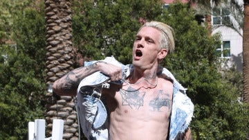 Aaron Carter se vuelve loco sobre el escenario