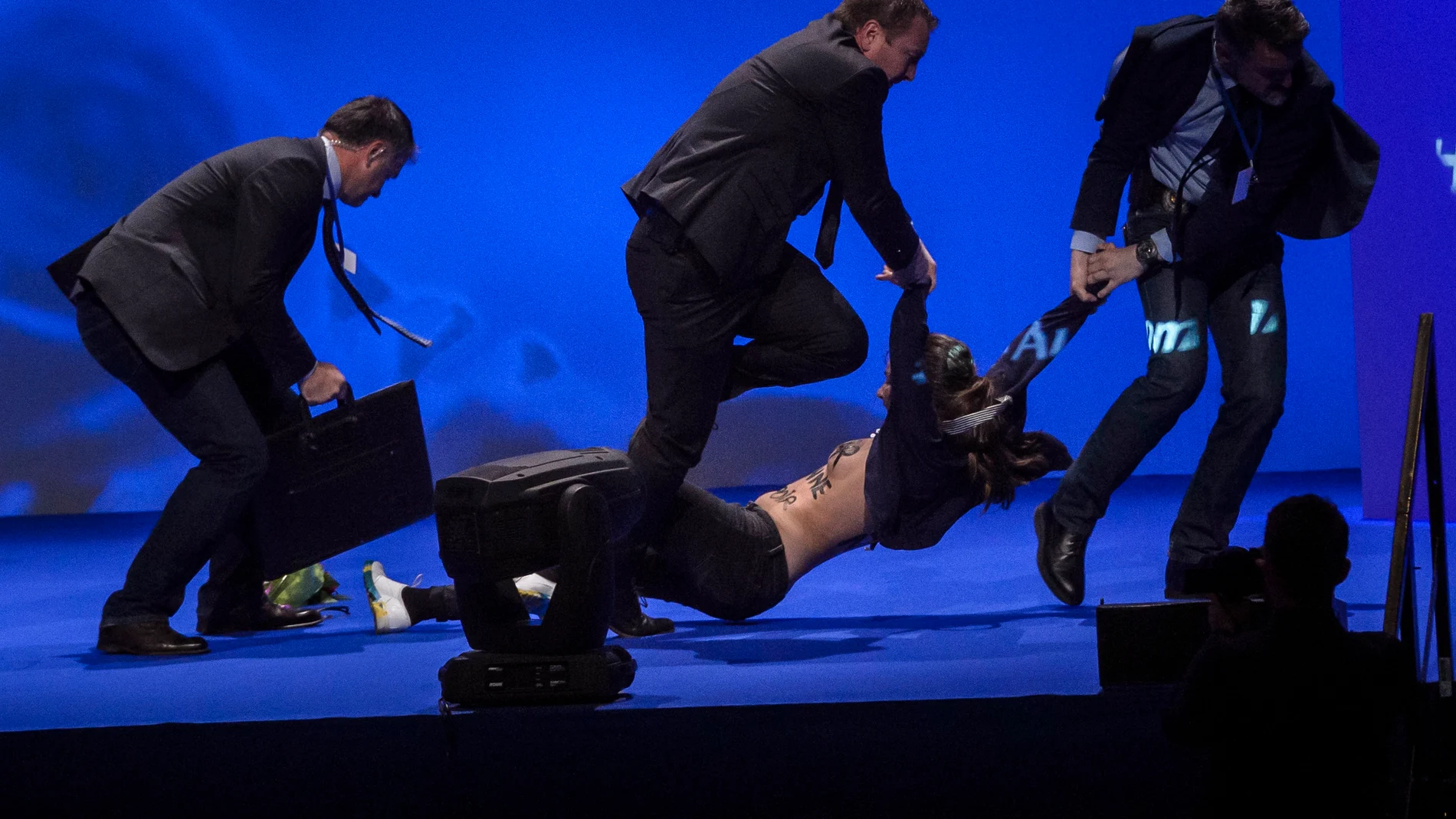 Una de las feministas que ha irrumpido en el mitin de Le Pen Una de las feministas que ha irrumpido en el mitin de Le Pen