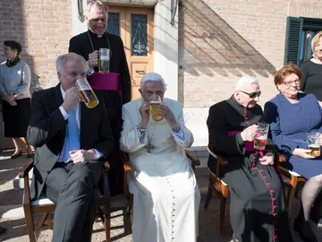 El Papa emérito Benedicto XVI degustando la cerveza El Papa emérito Benedicto XVI degustando la cerveza