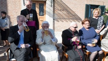El Papa emérito Benedicto XVI degustando la cerveza