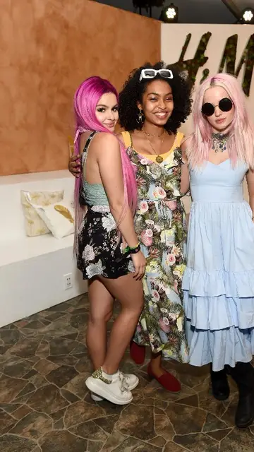 Ariel Winter junto a Dove Cameron en Coachella Ariel Winter junto a Dove Cameron en Coachella