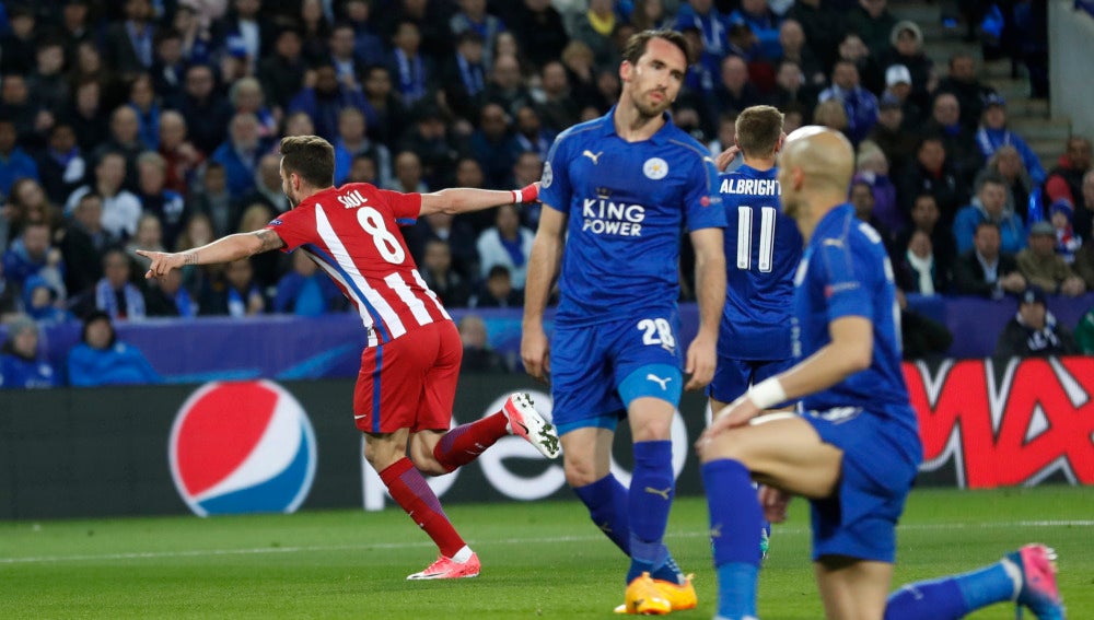 Saúl celebra su gol ante el Leicester