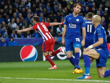 Saúl celebra su gol ante el Leicester