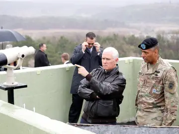 El vicepresidente Mike Pence durante su visita a Corea del Sur El vicepresidente Mike Pence durante su visita a Corea del Sur