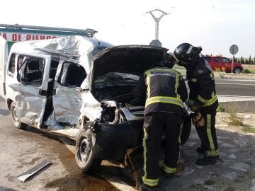 Imagen de un vehículo tras sufrir un accidente en Zaragoza en el que un conductor resultó herido grave