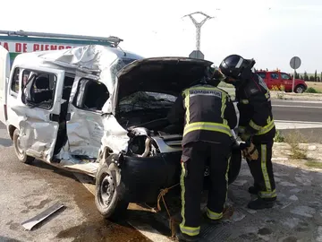 Imagen de un vehículo tras sufrir un accidente en Zaragoza en el que un conductor resultó herido grave Imagen de un vehículo tras sufrir un accidente en Zaragoza en el que un conductor resultó herido grave