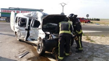 Imagen de un vehículo tras sufrir un accidente en Zaragoza en el que un conductor resultó herido grave