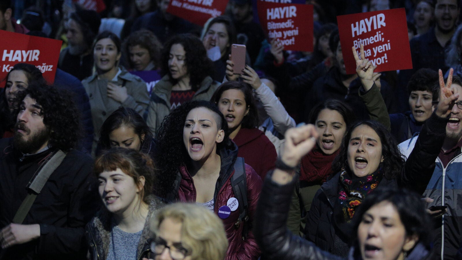 Miles de personas se manifiestan en Estambul contra el resultado del referéndum