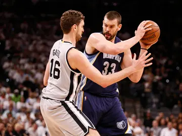 Pau defiende a su hermano Marc con el balón Pau defiende a su hermano Marc con el balón